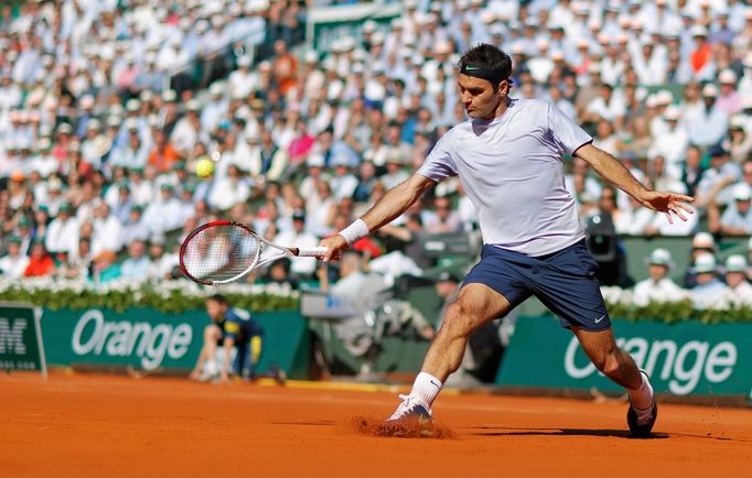 Roger Federer v zápase s Jo-Wilfriedem Tsongou na French Open 2013