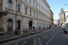 Hybernská ulice v centru Prahy se nezdá být nijak kreativním místem.
