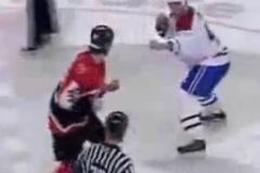 VIDEO Hokejoví zbabělci v akci! Nejhorší bitka na světě