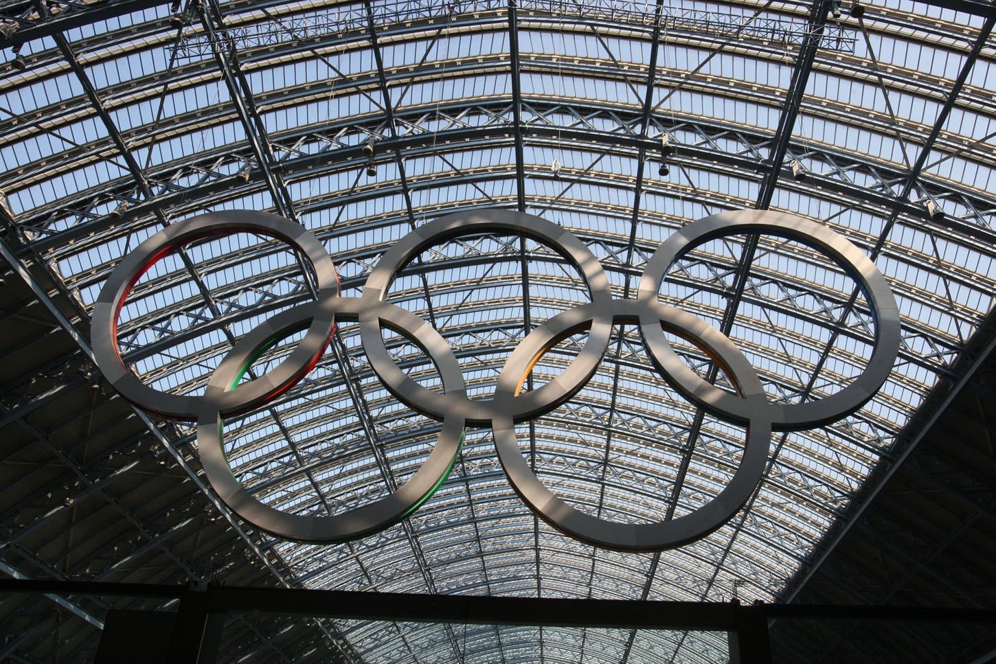 Olympijské kruhy na King Cross den před začátkem Olympijských her 2012.