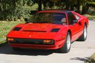 Americká stanice CBS přitom začala s natáčením už v osmdesátých letech, kdy používala starší model Ferrari 308 GTS a později například GTSi. Celkem se na place vystřídalo několik desítek aut.