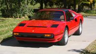 Americká stanice CBS přitom začala s natáčením už v osmdesátých letech, kdy používala starší model Ferrari 308 GTS a později například GTSi. Celkem se na place vystřídalo několik desítek aut.