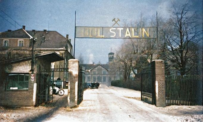 Ostrava-Heřmanice. Brána Dolu Stalin na snímku z padesátých let uplynulého století. (Fotografie Zdeňka Mence ze sbírky Zdeňka Wludyky)