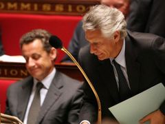 Dva "rivalové": Nicolas Sarkozy (L) a Dominique de Villepin na zasedání francouszké vlády