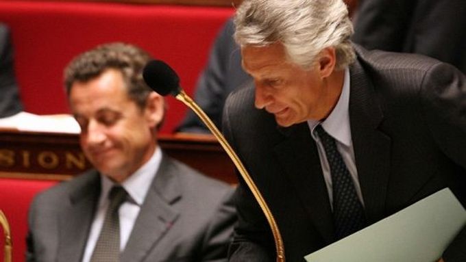 Dva "rivalové": Nicolas Sarkozy (L) a Dominique de Villepin na zasedání francouszké vlády
