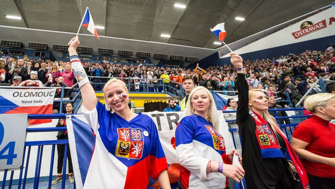 Čeští parahokejisté si na MS v Ostravě zahrají o bronz proti Korejcům.