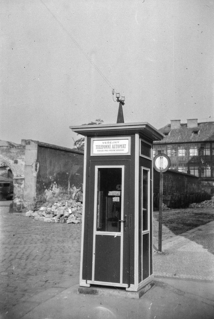 Veřejná telefonní budka na ulici v Praze. Rok 1949