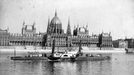 Parník Herkules na Dunaji, v pozadí parlament v Budapešti. Fotografie z roku 1911.