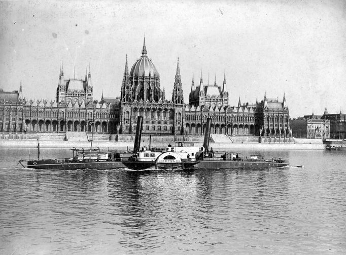 Parník Herkules na Dunaji, v pozadí parlament v Budapešti. Fotografie z roku 1911.