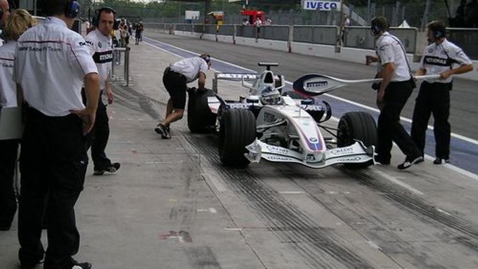 Nick Heidfeld s BMW Sauber v boxech svého týmu při testech v Monze.