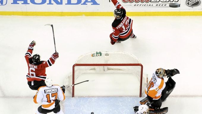 Ponikarovskj rozhoduje v prodloužení zápas New Jersey Devils - Philadelphia Flyers