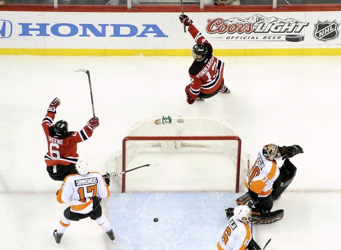 Alexej Ponikarovskij a Andy Greene se radují z gólu ve třetím utkání Stanley Cupu Devils - Flyers.