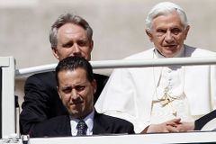 Papežův komorník je vězněn. Jeho rodina je pobouřena