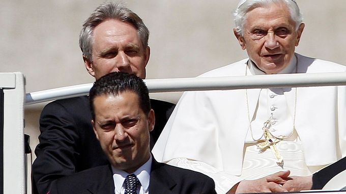 Nejbližší papežův spolupracovník Paolo Gabriele (vpředu vlevo).
