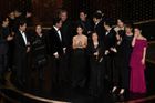 Štáb vítězného jihokorejského Parazita. Oscara pro film roku získal v samém závěru téměř čtyřhodinového večera.