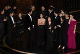 Štáb vítězného jihokorejského Parazita. Oscara pro film roku získal v samém závěru téměř čtyřhodinového večera.
