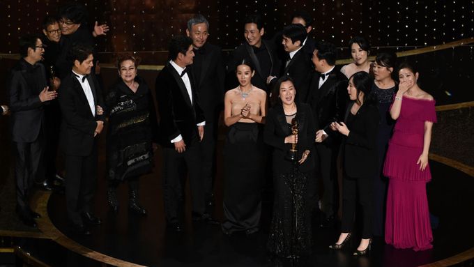 Štáb vítězného jihokorejského Parazita, který v závěru večera získal Oscara pro film roku.