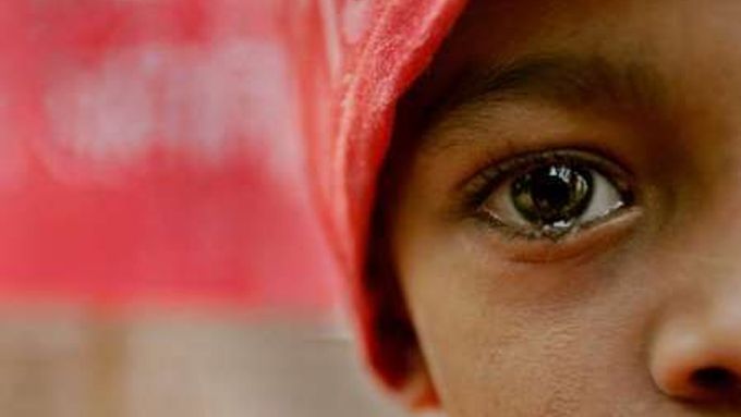 Chlapec pláče na protestech v Novém Dillí proti nepálskému králi Gjánendrovi. Ten omezil demokracii, aby mohl "efektivněji bojovat proti maoistům, kteří ohrožují toto chudé království".