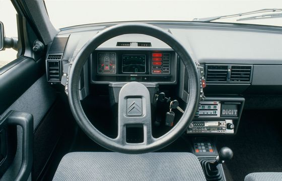 Citroën BX Digit s digitální přístrojovou deskou z podzimu 1985.