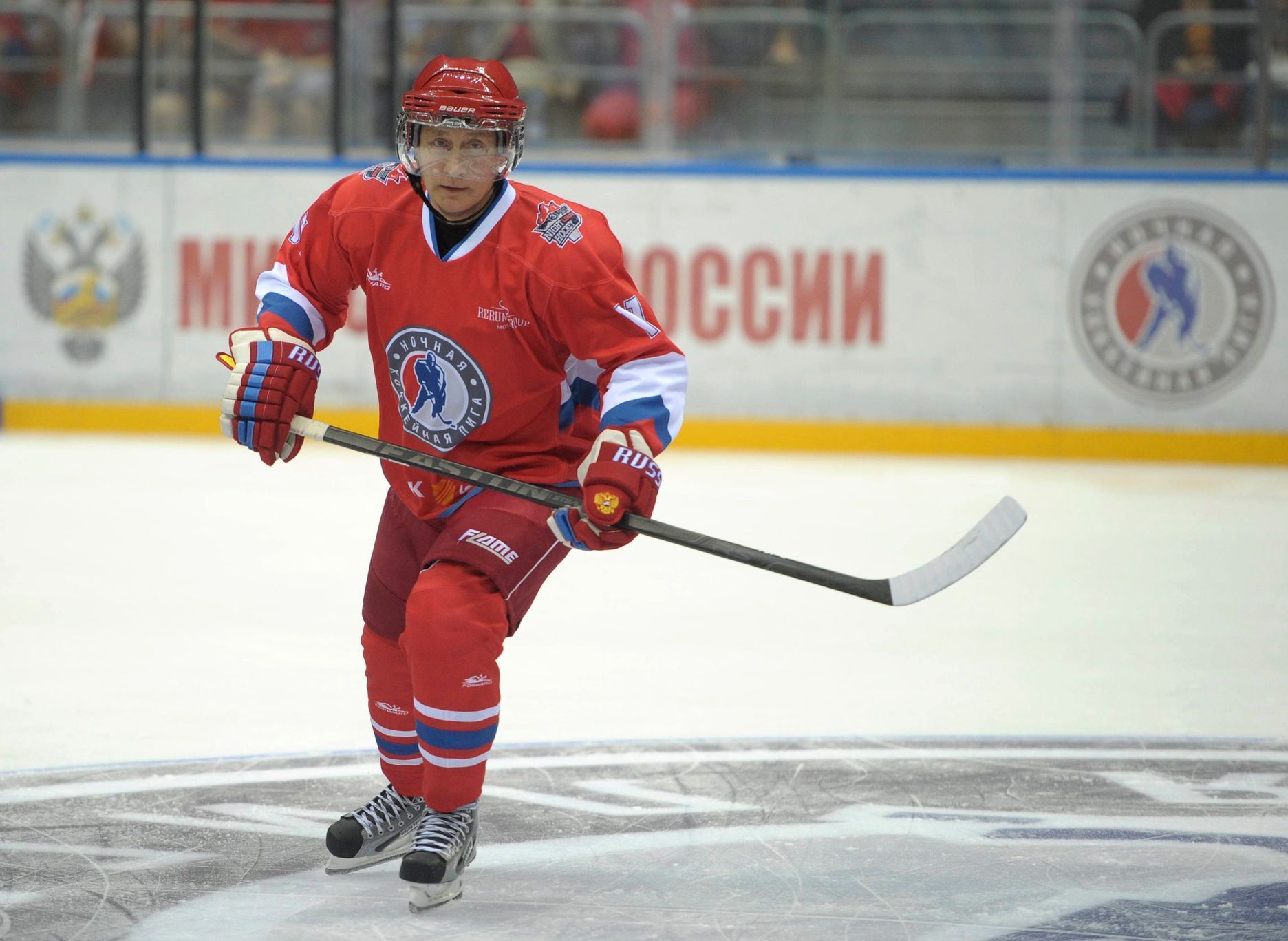 Putin hraje hokej