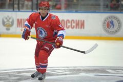 Putin si zahrál hokej s bývalými hvězdami, dal šest gólů