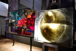 Výstava ukazuje sklářské práce Libenského s Brychtovou pro sakrální prostory