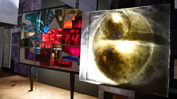Výstava ukazuje sklářské práce Libenského s Brychtovou pro sakrální prostory