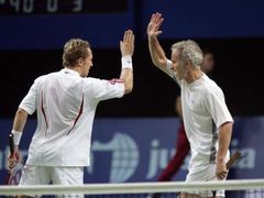 Legendární bouřlivák John McEnroe (vpravo) si ještě tenis rád zahraje.