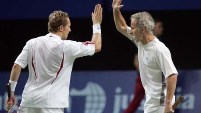 Tenisová legenda John McEnroe (vpravo) s Jonasem Bjorkmanem.