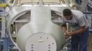 Cessna employee Jason Baker works on the front baggage door during a tour of the Cessna business jet assembly line at their manufacturing plant in Wichita, Kansas August 14, 2012. One of Cessna Aircraft Company CEO and president Scott Ernes' first moves after joining in May 2011 was to carve Cessna up into five units, each of which run by an executive who was responsible for whether the unit reported a profit or loss. Picture taken August 14, 2012. REUTERS/Jeff Tuttle (UNITED STATES - Tags: TRANSPORT BUSINESS) Published: Srp. 22, 2012, 11:40 dop.