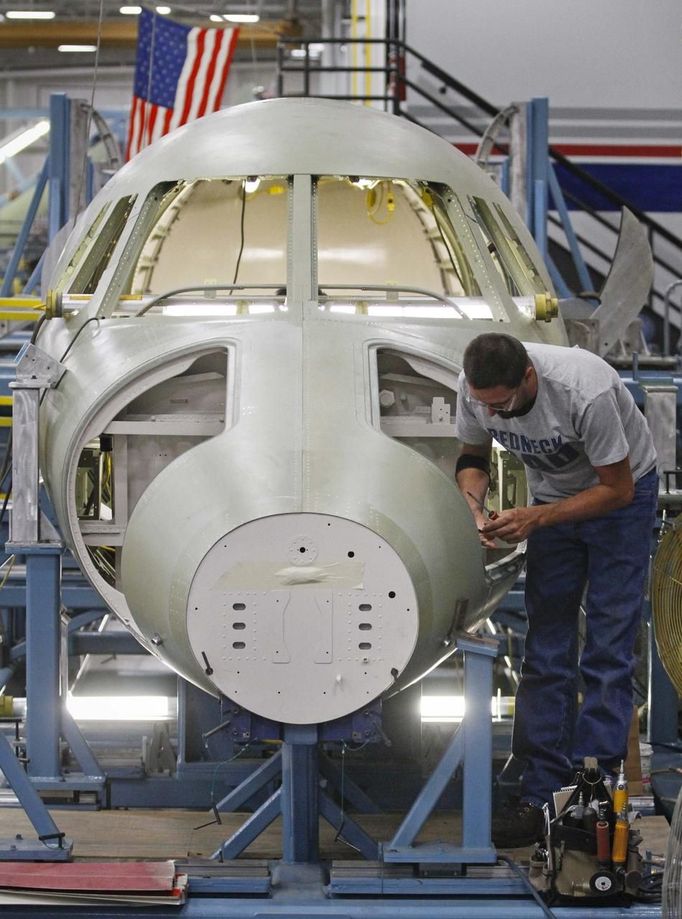 Cessna employee Jason Baker works on the front baggage door during a tour of the Cessna business jet assembly line at their manufacturing plant in Wichita, Kansas August 14, 2012. One of Cessna Aircraft Company CEO and president Scott Ernes' first moves after joining in May 2011 was to carve Cessna up into five units, each of which run by an executive who was responsible for whether the unit reported a profit or loss. Picture taken August 14, 2012. REUTERS/Jeff Tuttle (UNITED STATES - Tags: TRANSPORT BUSINESS) Published: Srp. 22, 2012, 11:40 dop.