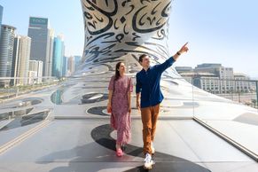 Nečinnost začíná v mysli, varuje turisty český nápis v Dubaji, která nikdy nezahálí