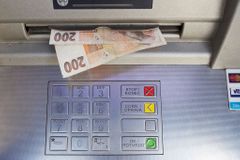 Bankomaty jsou v Česku 25 let. Počet výběrů poprvé neroste