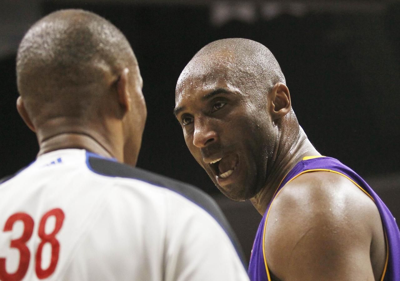 Kobe Bryant v diskusi s rozhodčím v NBA