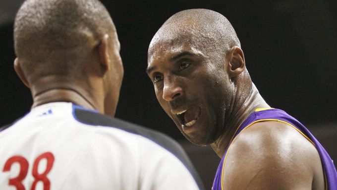 Kobe Bryant v diskusi s rozhodčím během zápasu Los Angeles Lakers play off v NBA