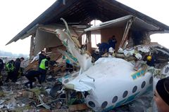 Letoun krátce po startu v Kazachstánu narazil do budovy. Zemřelo nejméně dvanáct lidí