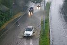 Přívalový déšť zaplavil i některé komunikace ve Zdibech na Praze-východ