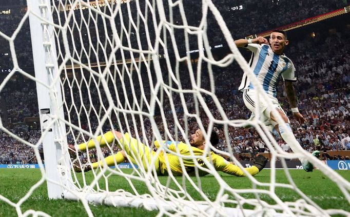 Finále MS ve fotbale 2022, Argentina - Francie: Ángel di María střílí gól na 2:0.