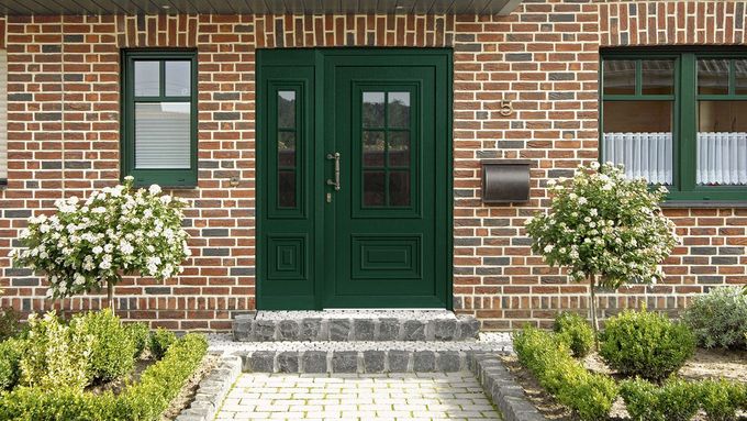 Vstupní dveře, okna i garážová vrata: jak je to s materiály a funkčností?