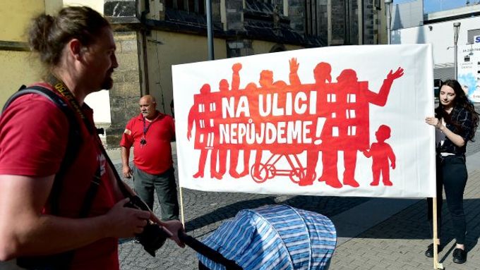 Obyvatelé ústeckých ubytoven protestovali v Ústí nad Labem proti údajnému vyhánění Romů a chudých z města.