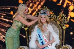 Nejkrásnější ženou světa je Češka. Krystyna Pyszková ovládla Miss World v Bombaji
