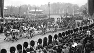 Jiří VI. a jeho žena královna Alžběta jedou v kočáře do Westminsterského opatství na korunovační obřad. Vyfotografováno v den jejich korunovace, 12. července 1937.