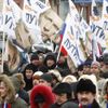 V Moskvě demonstrují desetitisíce Putinových přívrženců