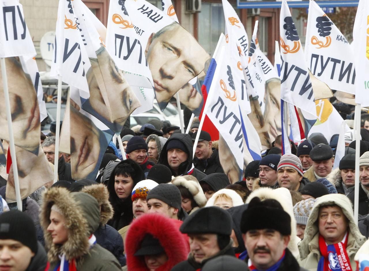 V Moskvě demonstrují desetitisíce Putinových přívrženců