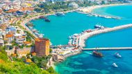 Mezi nejoblíbenější patří letovisko Alanya, které je známé svými krásnými plážemi a četnými historickými památkami. Jednou z nich je i Červená věž, jež se stala doslova ikonickou stavbou Alanye. Původně sloužila k obraně města, dnes zde návštěvníci najdou muzeum.