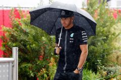 Hamilton boural s autem v Monaku, zmeškal odlet do Brazílie