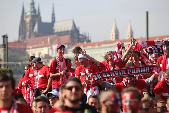 Pochod fanoušků Slavie na derby