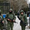 Proruští aktivisté na obrněném vozidle ukrajinské armády