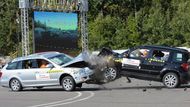 Fotograf automobilky měl z druhé strany lepší výhled na průběh srážky. Na snímku je dobře patrné, jak obrovská energie zdvihla vozy desítky centimetrů nad vozovku