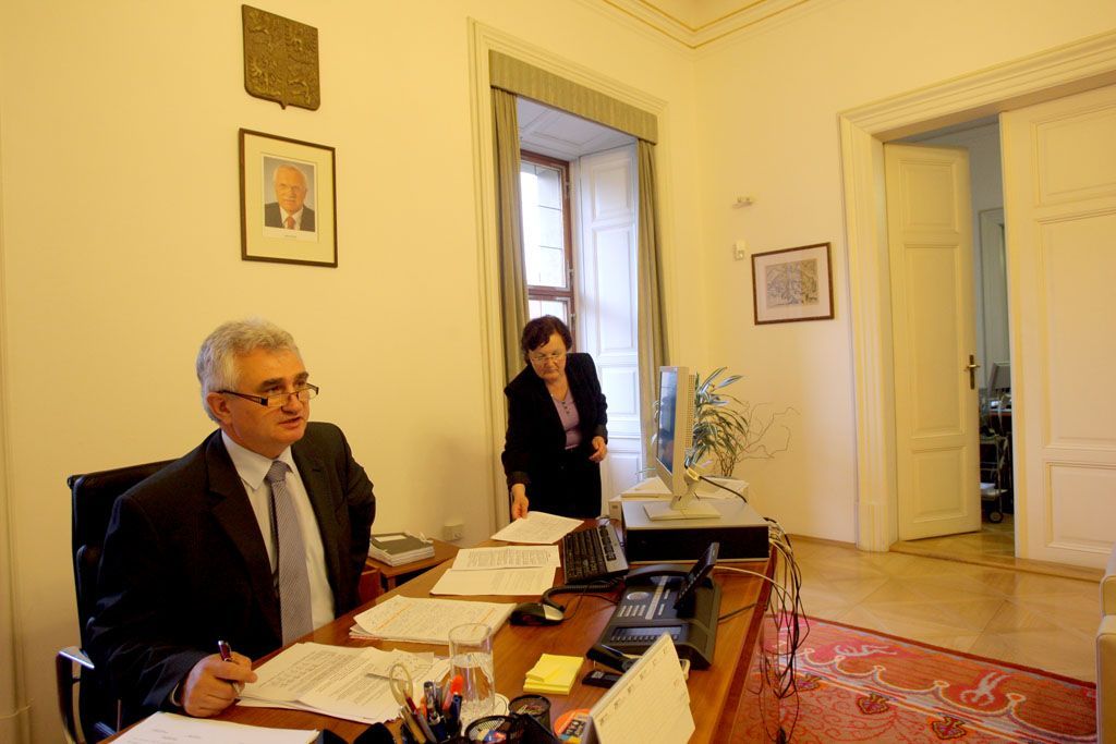 Předseda senátu Milan Štěch ve své kanceláři